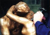 Ziselierung eines Bronzegusses